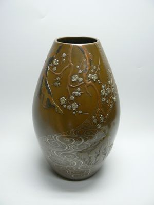 彫金 銀象嵌入 梅に流水紋鋳銅花瓶 買取価格：130,000円
