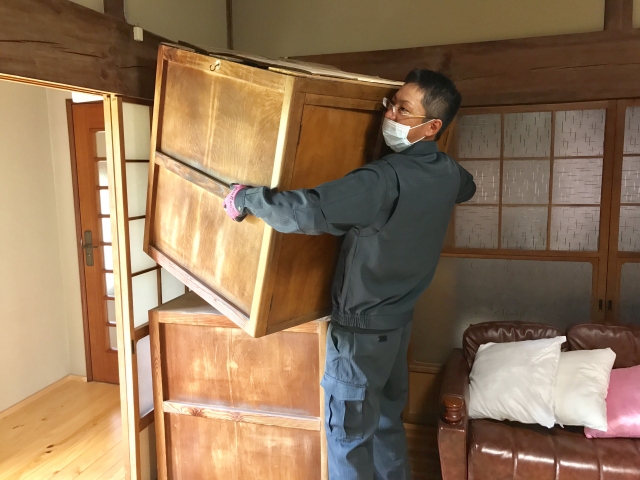 家具を運ぶ遺品整理業者