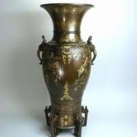 鋳銅金銀象嵌五つ足大花瓶