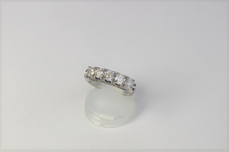 宝石 1.00ctの5粒ダイヤプラチナ指輪