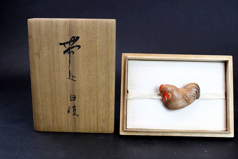 圓鍔勝三作 白檀木彫 鶏図帯留 買取価格:8,000円