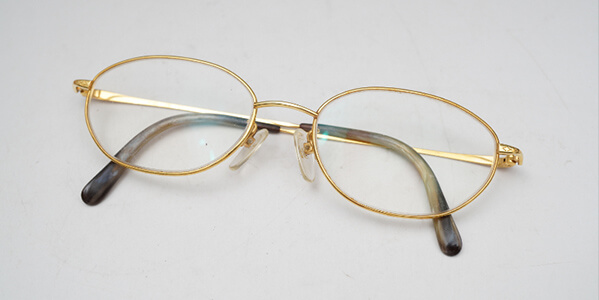 金縁メガネが高く売れる？！古いデザインでも18金なら高価買取 | 東京 