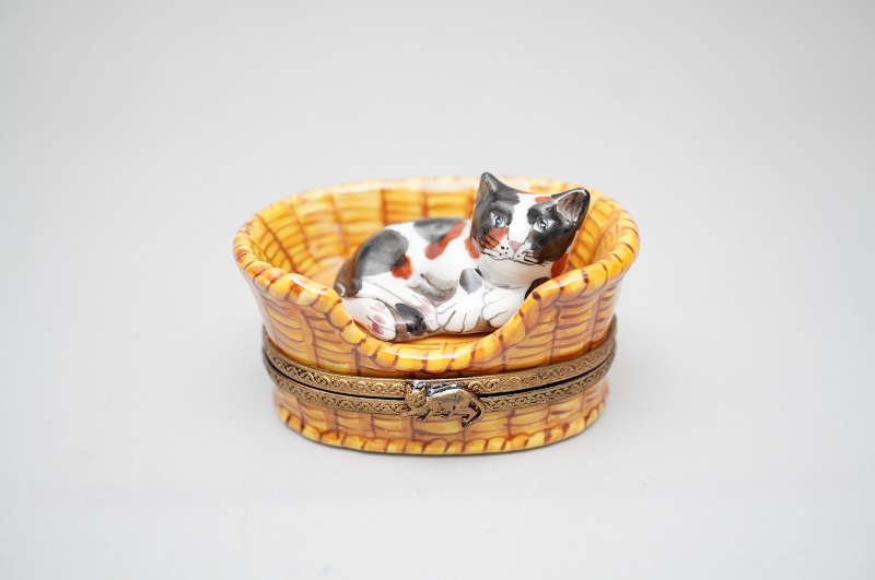リモージュボックス 籠に横たわる三毛猫 買取価格：6,000円