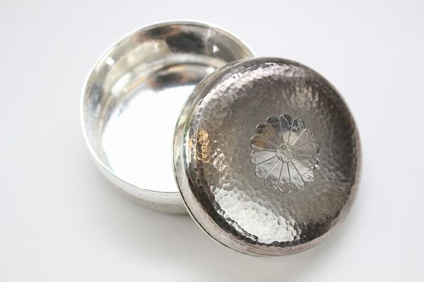 銀・シルバー 銀製ボンボニエール 皇室共通紋・丸形槌目