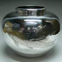 服部製・銀製鯉図花瓶