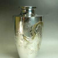 銀製花瓶 静峰銘 雲龍図