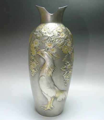 軍鶏と秋桜図銀花瓶