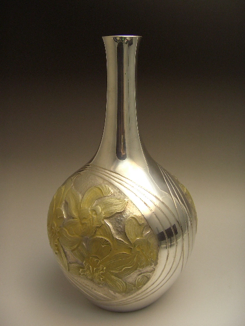 銀製花瓶 打ち出しカトレアの図