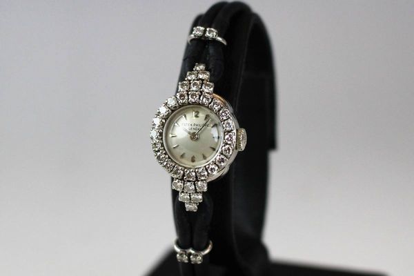 パテックフィリップ レディース K18WG ダイヤベゼル腕時計 買取価格 250,000円