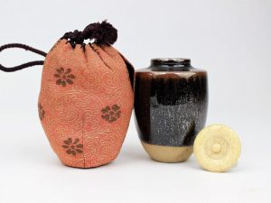 象牙蓋付き茶入れ
